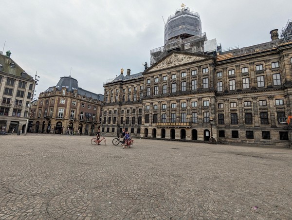 A 8 in the morning, you can have Dam Square to yourself!